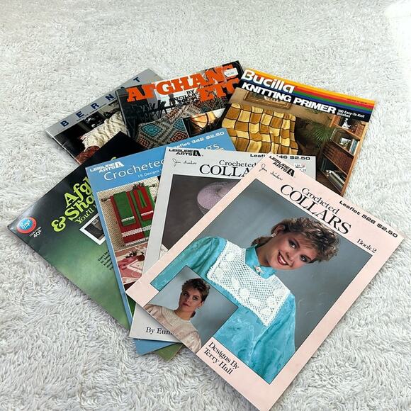 Lot 7 Crochet leaflets and magazines - vintage 80s Leisure Art Bucilla Bernat - Picture 1 of 10